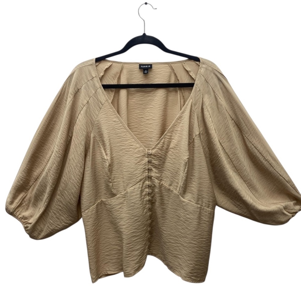 Torrid Womens Size 2 Tan Beige Puff Sleeve Button Front V Neck Textured Blouse